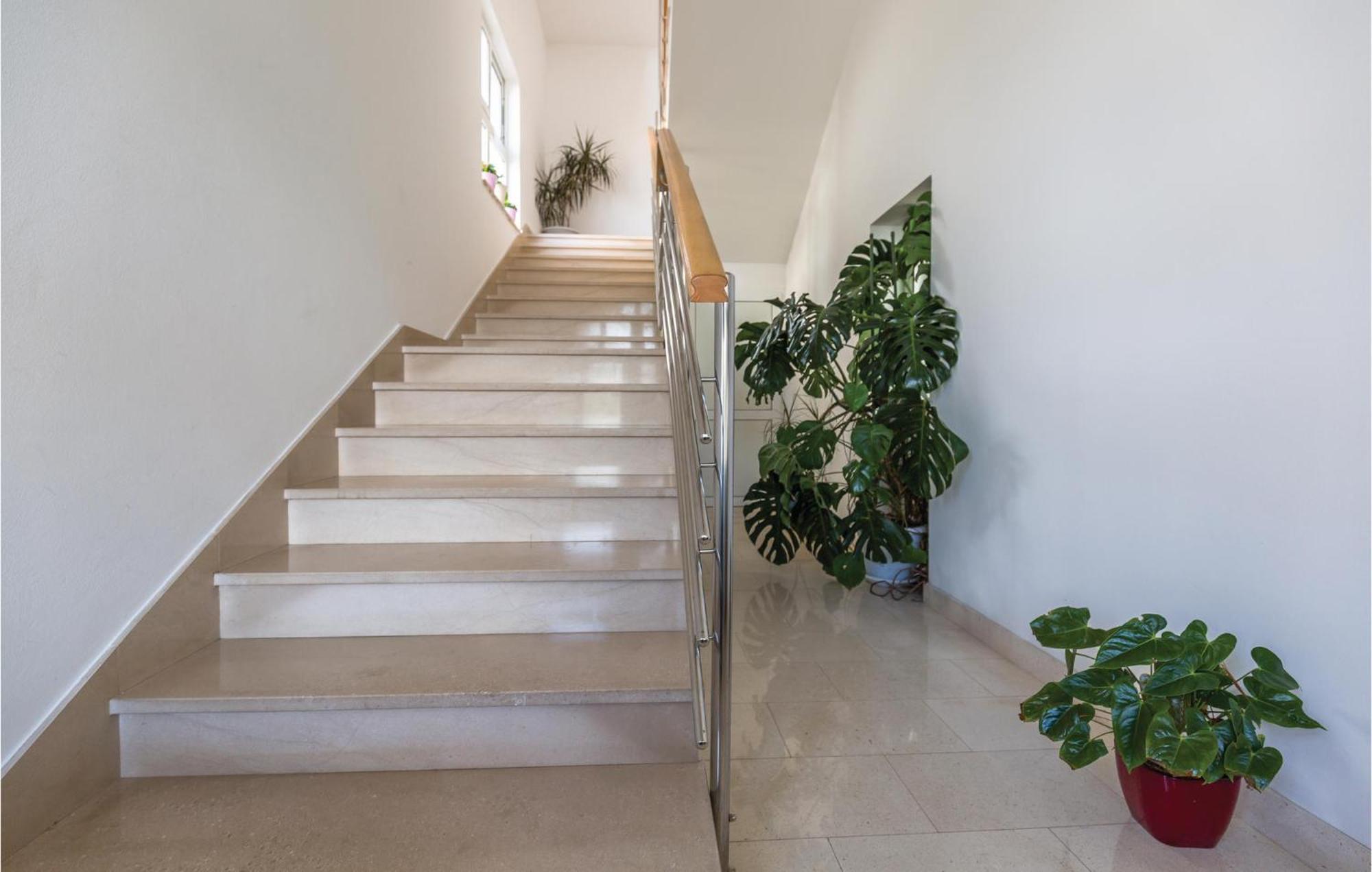 1 Bedroom Stunning Apartment In Makarska Dış mekan fotoğraf