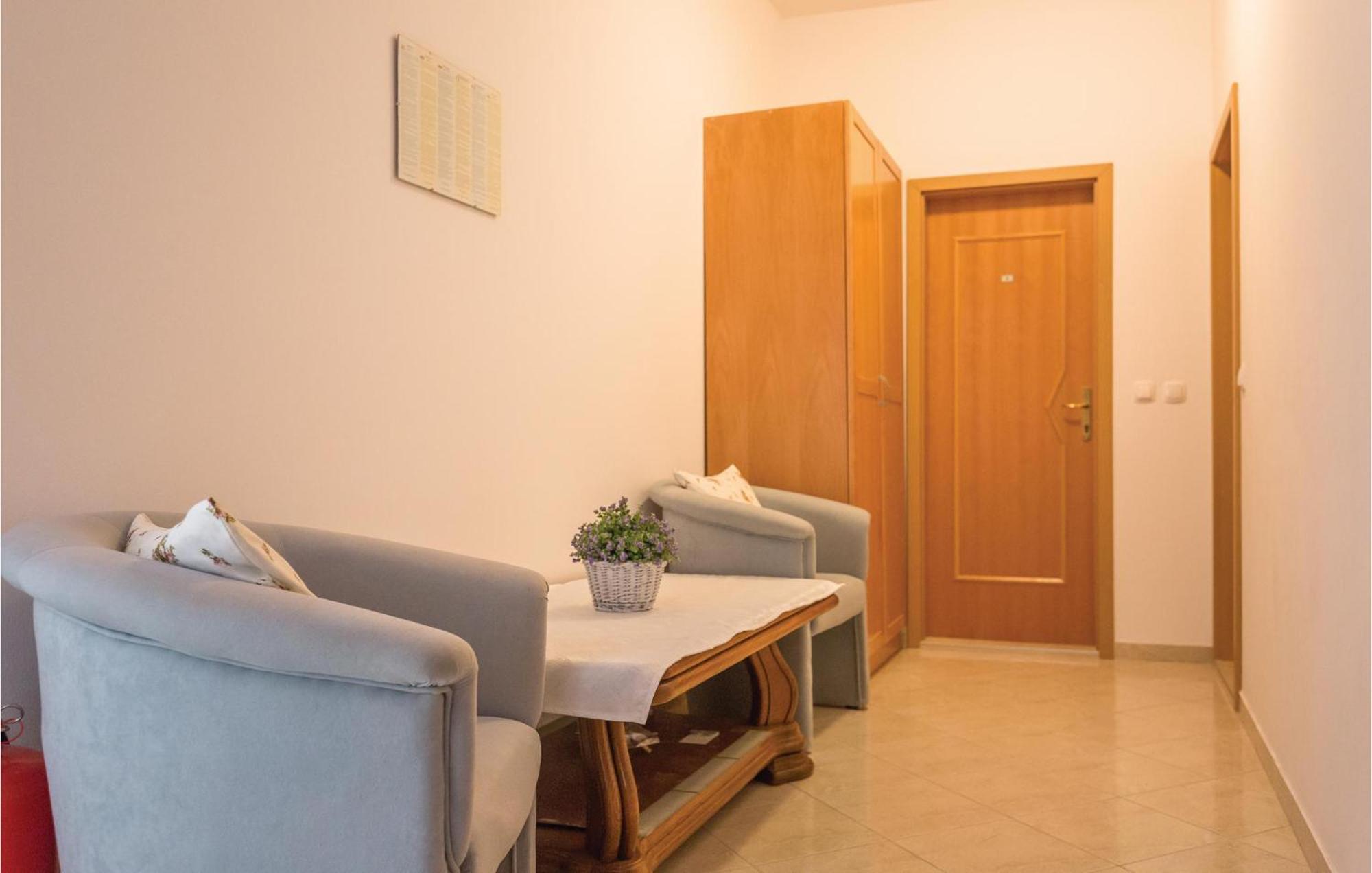 1 Bedroom Stunning Apartment In Makarska Dış mekan fotoğraf