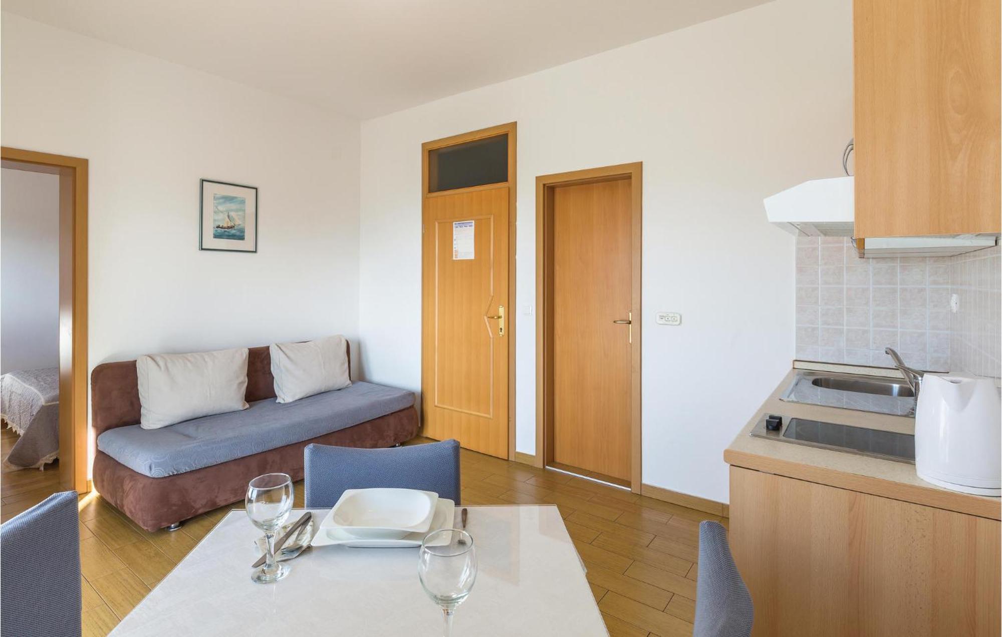 1 Bedroom Stunning Apartment In Makarska Dış mekan fotoğraf